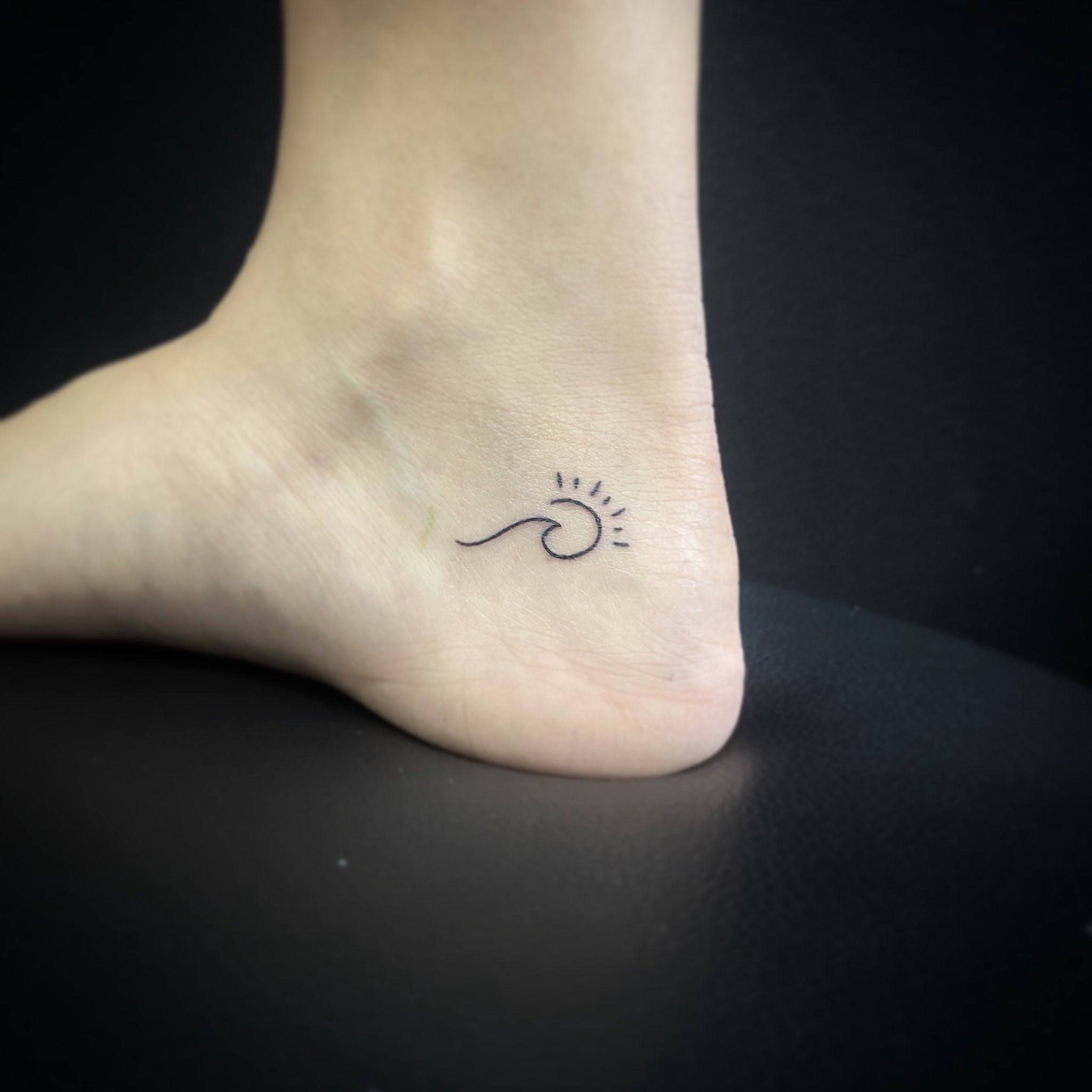 新宿タトゥー Fox Gate Tattoo Twitterissa 足 波と太陽のタトゥー By 彫さと 3月15日 本日も営業中 和彫りからワンポイント B Gまで幅広く対応のタトゥースタジオ 東京新宿fox Gate Tattoo 新宿駅徒歩7分 個室ブース完備 その他 作品は