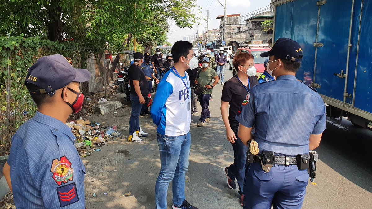 VicoSotto's tweet image. Now inspecting our checkpoints. May mga kailangan lang ayusin sa protocol para pareho tayo sa katabing Rizal LGUs at PNP.

All rules regarding quarantine can be summarized in 2 sentences:

If you have a valid reason, you can travel. BUT IF YOU CAN STAY HOME, 𝙎𝙏𝘼𝙔 𝙃𝙊𝙈𝙀.