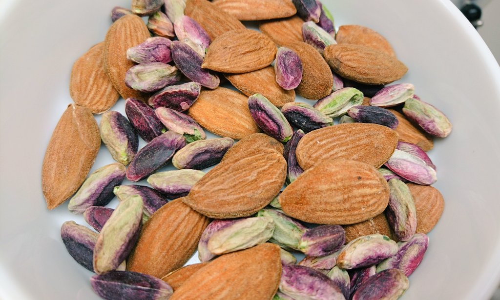 ふゆ酒 ピスタチオやアーモンドをお菓子に使うなら やっぱりこの香りを活かしたもののほうが好みだなあと 焙煎し過ぎたピスタチオとかはちょっとねえ ふゆ酒 ピスタチオやアーモンドをお菓子に使うなら やっぱりこの香りを活かしたもののほうが好みだなあと 焙煎し過ぎたピスタチオとかはちょっとねえ