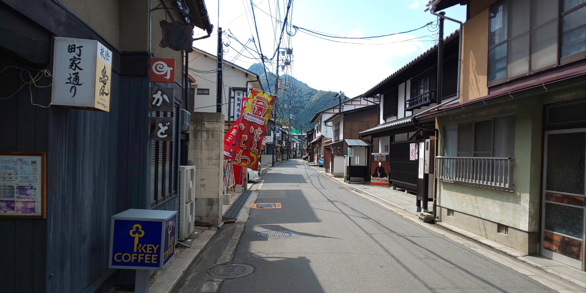 Twitter 上的 けんたろう 宮島の表参道商店街の一本奥の通りは 町家通り と呼ばれる島民の住宅地 最近は小さな宿やカフェが出来 古い町並みを歩いてもらおうという取り組みも進んでいます T Co Lmizibita9 Twitter