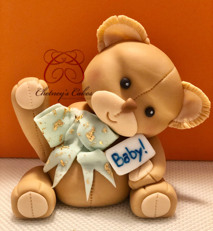 ChetneysCakes's tweet photo. Oh, hey 👋🏽 😆 I can’t get enough of this cutie 😍 He’s completely edible, made from fondant by yours truly 💕 #ChetneysCakes #FondantTeddyBear https://t.co/Dtw3sUnSum