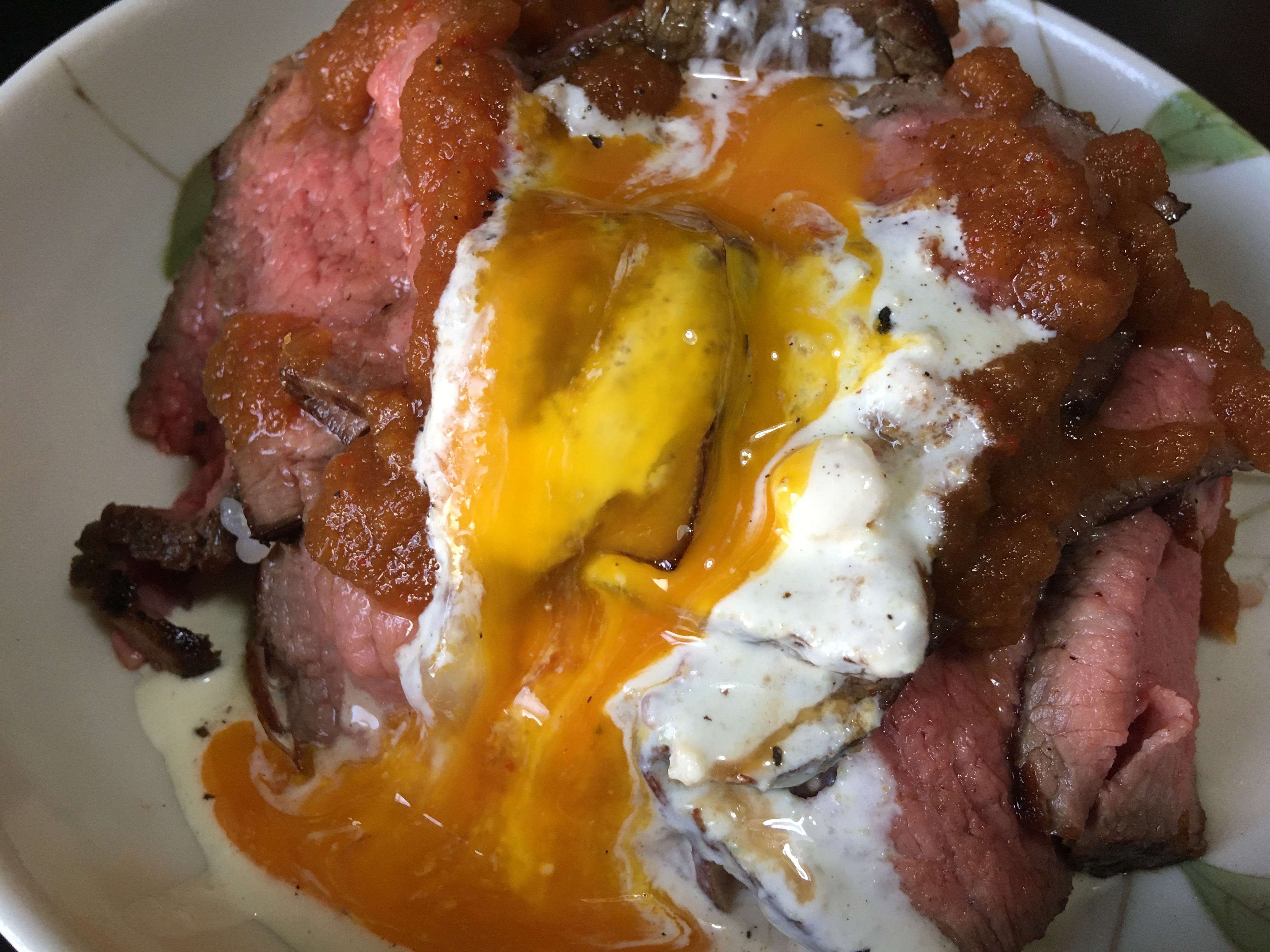 ななせなつひ A Twitter 炊飯器ローストビーフをさらに美味しくつくるコツ 肉は一時間くらい常温で放置しておくと芯まで熱が通りやすい 塩の量は肉の重さの1 超レアにつくりたい人は35分くらいでも良い 肉の中の温度が55 を超えてたら大丈夫 興味ある人がいたら