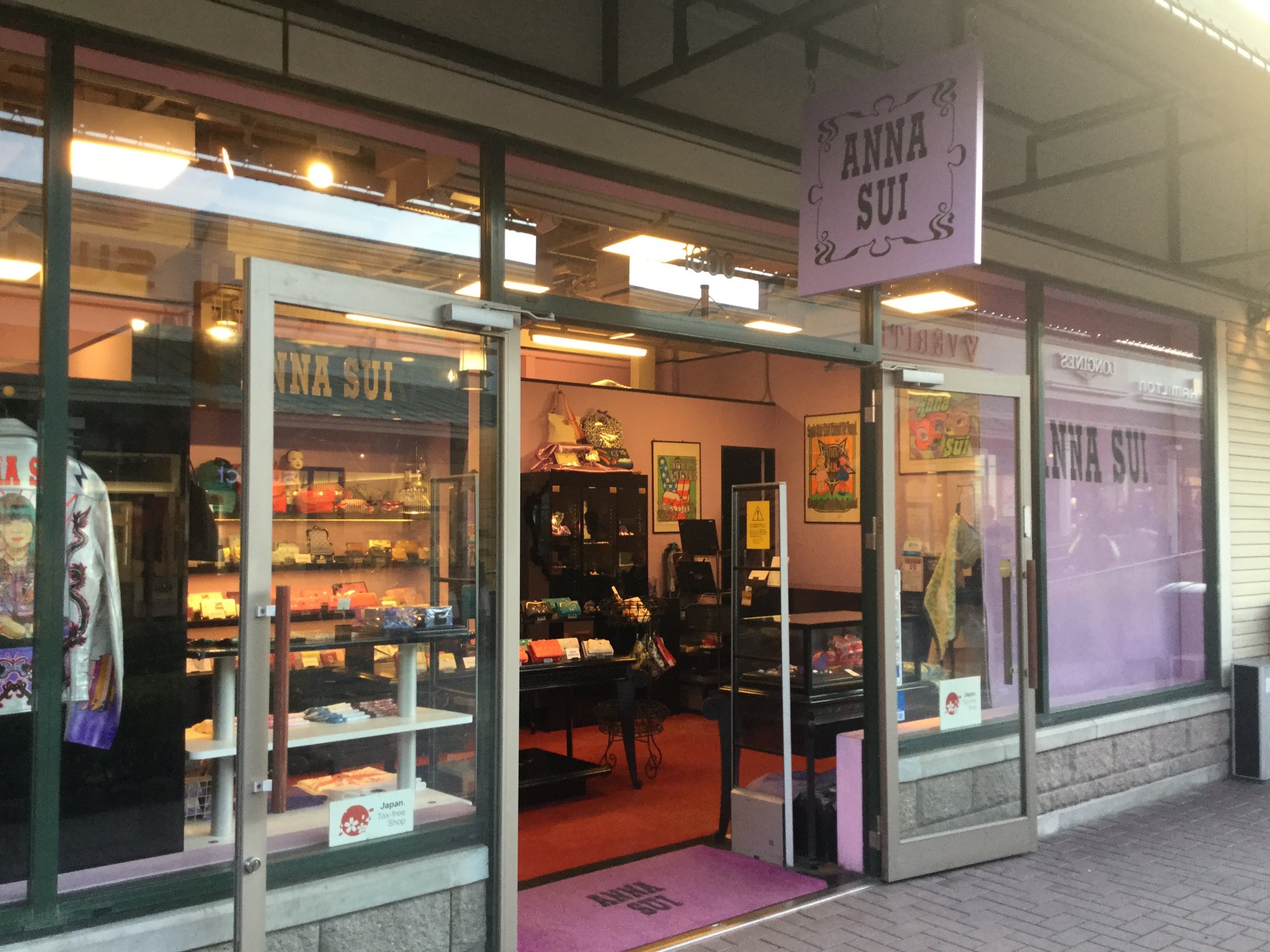 妖艶胃袋様w 今日で御殿場アウトレットのanna Sui閉店 これで国内の直営店舗全て閉店 あの空間が無くなるのは寂しいな 因みに4日前に突発で行ってきた ちょびっとだけ経済まわしてきた 妖艶胃袋様w 今日で御殿場アウトレットのanna Sui閉店 これで国内の直営店舗全て閉店 あの空間が無くなるのは寂しいな 因みに4日前に突発で行ってきた ちょびっとだけ経済まわしてきた
