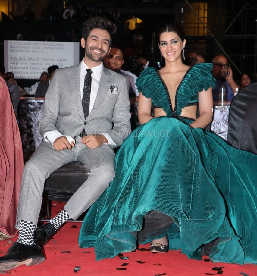 instantbolly's tweet photo. #KartikAryan And #KritiSanon At #ZeeCineAwards2020 https://t.co/wAlKDkcKT7