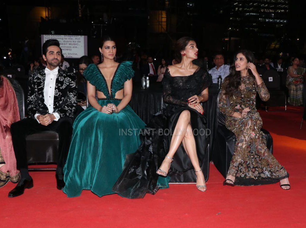instantbolly's tweet photo. #KartikAryan And #KritiSanon At #ZeeCineAwards2020 https://t.co/wAlKDkcKT7
