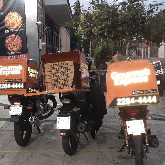 AgrisalSV's tweet photo. ¡Sigamos uniéndonos por El Salvador! Gracias a @GourmetExpress y @Krisppys por sumarse a esta campaña con la entrega de pizzas en el albergue de Villa Olímpica.

#estamosunidosporelsalvador https://t.co/swXgs14DPB