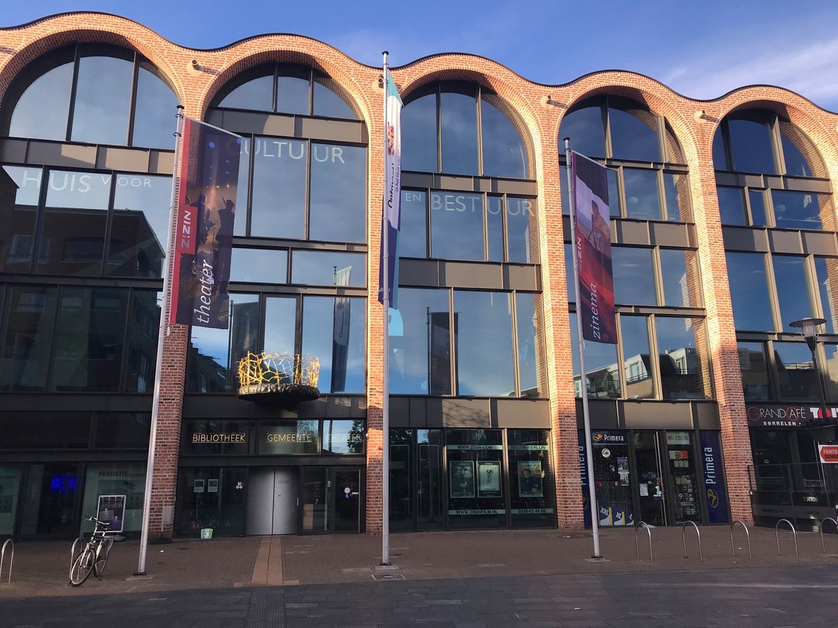 HELLENDOORNnl's tweet photo. Dienstverlening van gemeente Hellendoorn gaat door in aangepaste vorm. Om sociaal contact zoveel mogelijk te mijden, vragen wij u uw vragen aan de gemeente zoveel als mogelijk digitaal of telefonisch te stellen. 
Lees het volledige bericht:
https://t.co/6vkDHUAyvp https://t.co/l0P92MtwqL