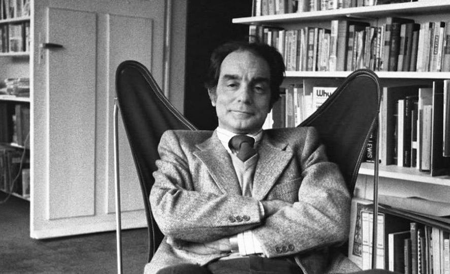 FrancescaSbard1's tweet photo. “La tua casa, essendo il luogo in cui tu leggi,può dirci qual è il posto che i libri hanno nella tua vita, se sono una difesa che tu metti avanti per tener lontano il mondo di fuori...oppure se sono dei ponti che getti verso il fuori, verso il mondo.”
(I. Calvino)
#BuonaDomenica https://t.co/THRyeIGShR