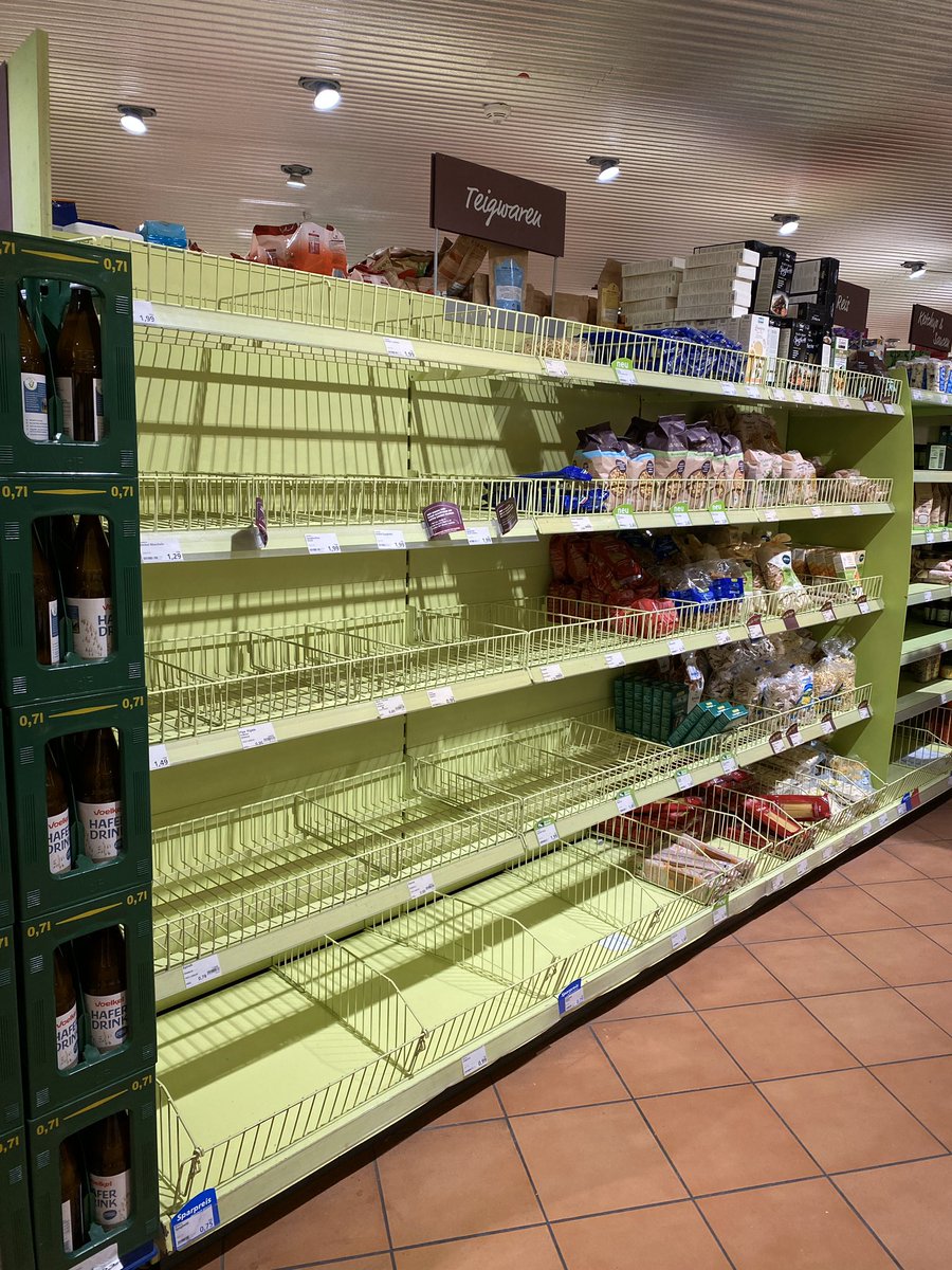 Cynvanstrate's tweet photo. Supermercado en Alemania. Luego del discurso de Angela Merkel hace tres días, hay una sensación de Apocalipsis en las calles. Clases suspendidas hasta el 10 de abril. Cuarentena voluntaria de quienes no viajamos ni tuvimos contacto con viajeros #quedateEnTuCasa #COVIDー19 https://t.co/STfOlqltv1