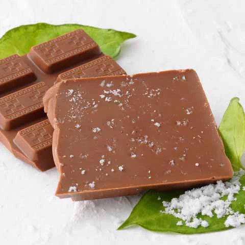 ホワイトデーにもらったロイズの石垣の塩チョコレートうんますぎ?ミルクチョコレートに粗めの塩がまぶしてあってあまじょっぱうまい?カルディで売ってるってー。 