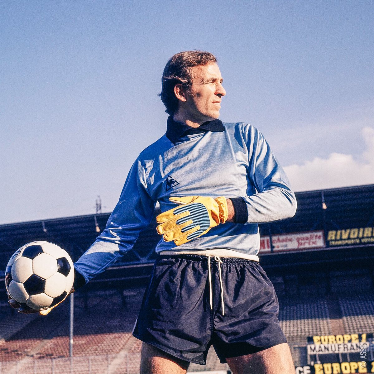 ASSEofficiel's tweet photo. Ivan #Curkovic 💫 fête ses 7️⃣6️⃣ ans aujourd'hui ! 🎂
Joyeux anniversaire Légende 🤩

🏆🏆🏆🏆 @Ligue1Conforama 
🏆🏆🏆 @CoupedeFrance https://t.co/sd8CZdNNho