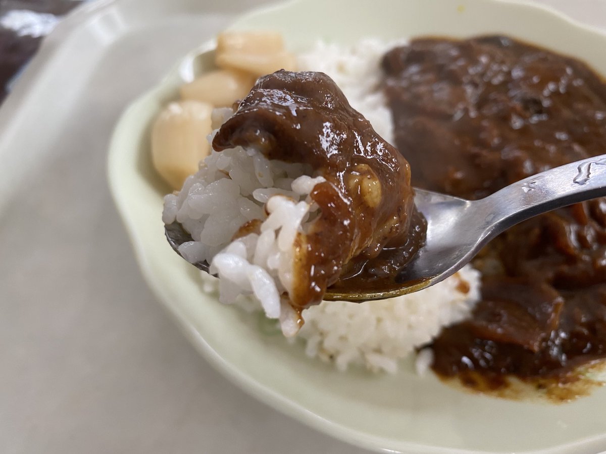 カミヤマd 朝から食べ過ぎたので お昼はホテルグリーンプラザ軽井沢のビーフカレー コクがあって お店のカレーみたい 職場の人へのお土産用に買ったものでしたが 渡しそびれて正解でしたな 社会人的にはアウトな着地