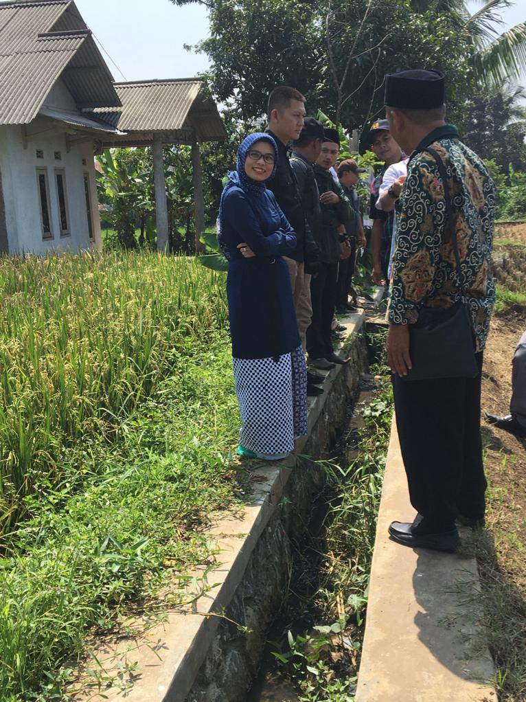 nengeemofficiaI's tweet photo. saya dan tim meninjau Program Percepatan Peningkatan Tata Guna Air Irigasi (P3-TGAI) di Desa Sabandar Kec. Karangtengah Kab. Cianjur. Semoga program usulan saya bermanfaat bagi warga sekitar.
#PKBSapaRakyat
@DPP_PKB @FraksiPKB @cakimiNOW @RadesaInstitute https://t.co/UwuBLqlALs