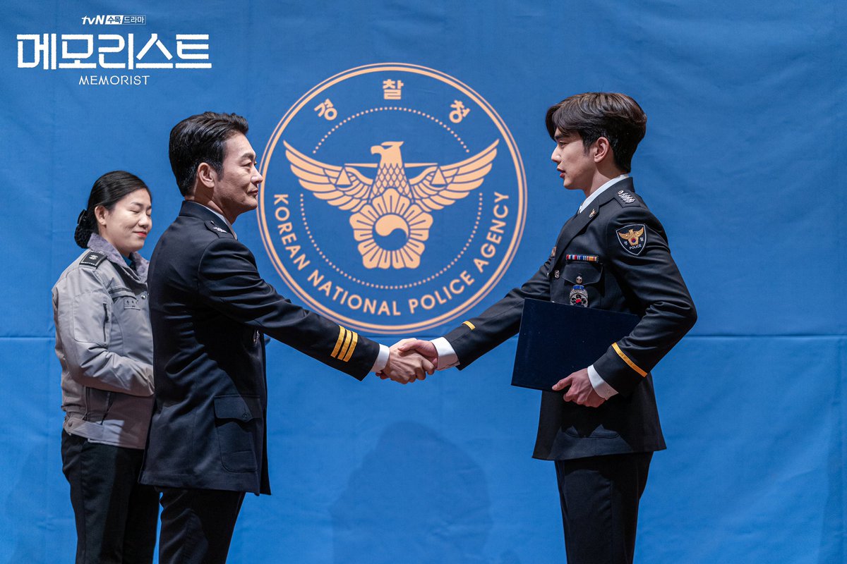 CJnDrama's tweet photo. 꽃들 사이에서도 빛나는
꽃을 든 남자 동백형사 꽃미모🌸

매주 [수목] 밤 10시 50분 방송
#tvN #수목드라마 #메모리스트
#유승호 #이세영 #조성하 #고창석 #윤지온 #전효성 https://t.co/KZcULTMUZZ