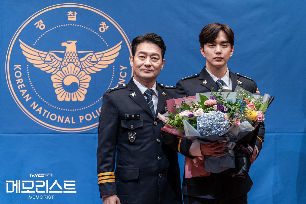 CJnDrama's tweet photo. 꽃들 사이에서도 빛나는
꽃을 든 남자 동백형사 꽃미모🌸

매주 [수목] 밤 10시 50분 방송
#tvN #수목드라마 #메모리스트
#유승호 #이세영 #조성하 #고창석 #윤지온 #전효성 https://t.co/KZcULTMUZZ