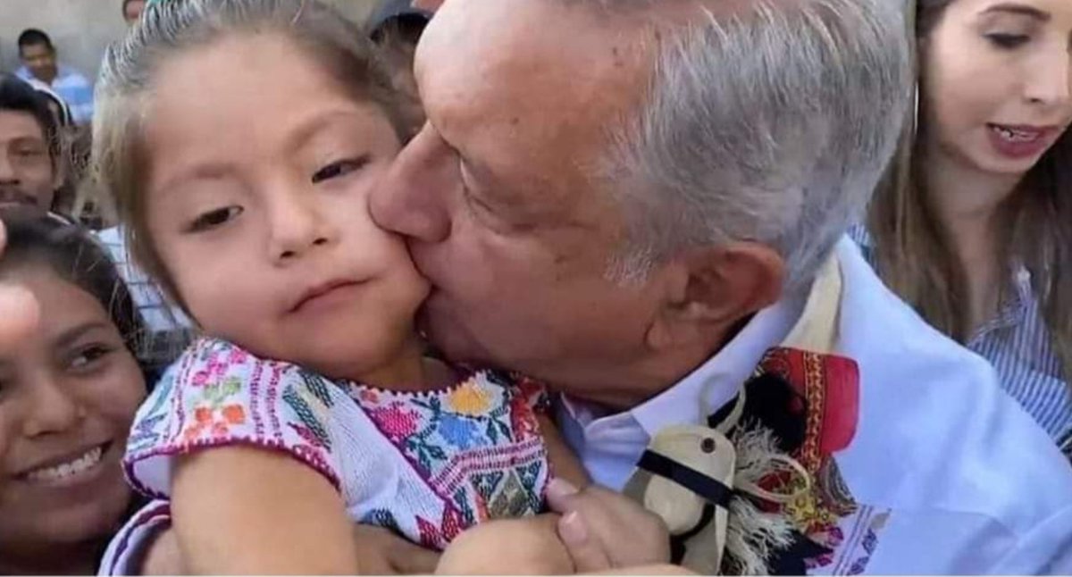 JHDELATEJERA's tweet photo. No abrazos, no saludos de mano... Tomar sus precauciones... Y el Señor dando el "mejor ejemplo" dando besos y agarrando la mano de muchas personas HOY. https://t.co/8tlk8E2gox