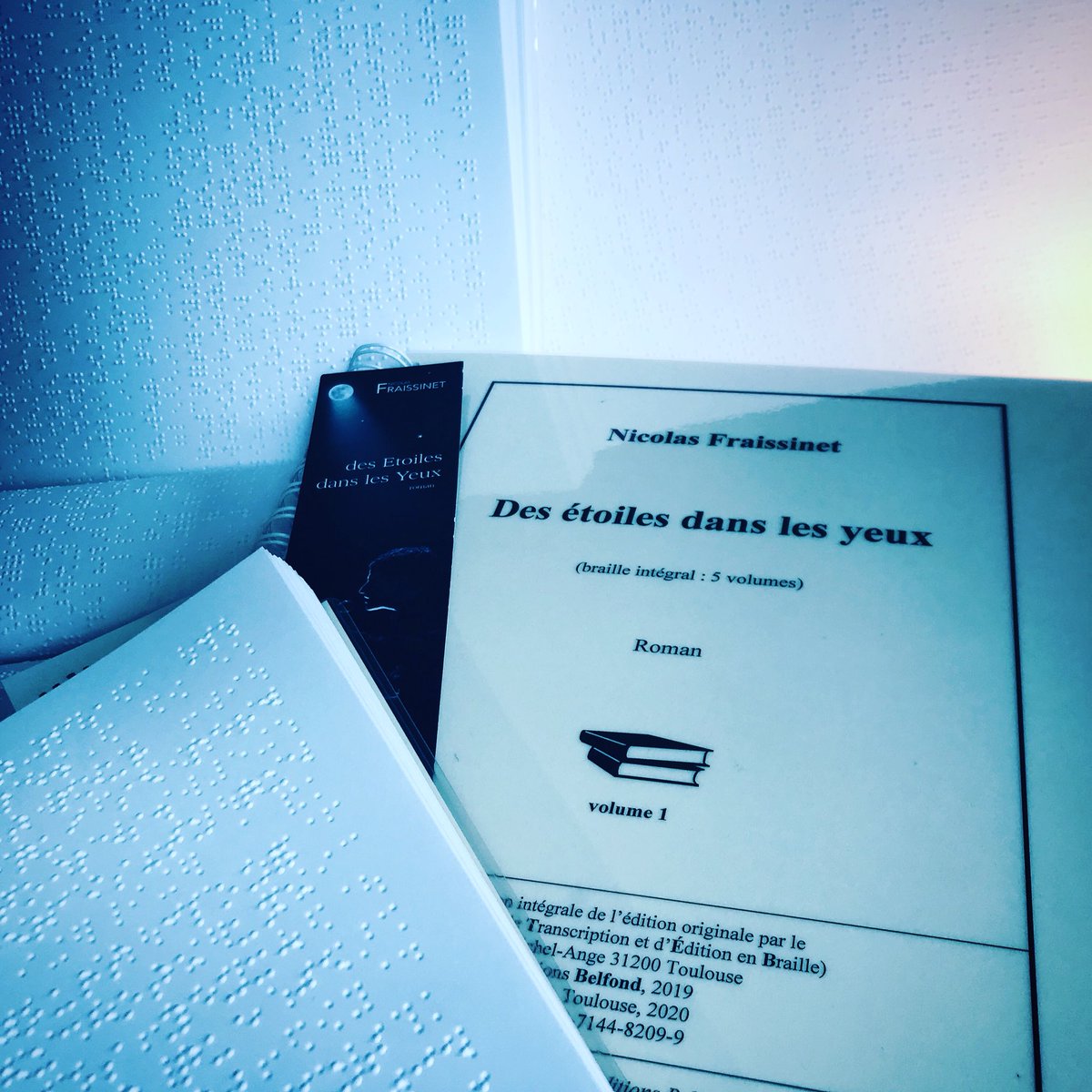 _fraissinet_'s tweet photo. Mon premier roman retranscrit en Braille !! Fascinants paysages pointillistes de lettres et de silences.
Immense joie ( pas assez de place ici pour le texte « version longue » ... rendez-vous sur Facebook pour l’histoire en entier ! 😊🤘🏼 )#braille #cteb @CtebToulouse https://t.co/mAABP9rJIM