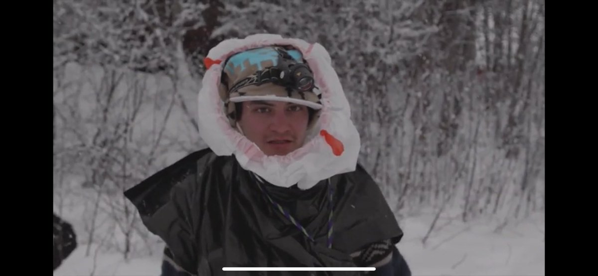 jaebird33's tweet photo. @iditarob Who saw this video on the insider? Robert talks about making a trash bag parka since he decided to leave his rain gear at home this year after carrying it the last 4 years without using it! 🤦🏻‍♀️😂 he even make a trash bag hood! https://t.co/9PcrEnBKlf