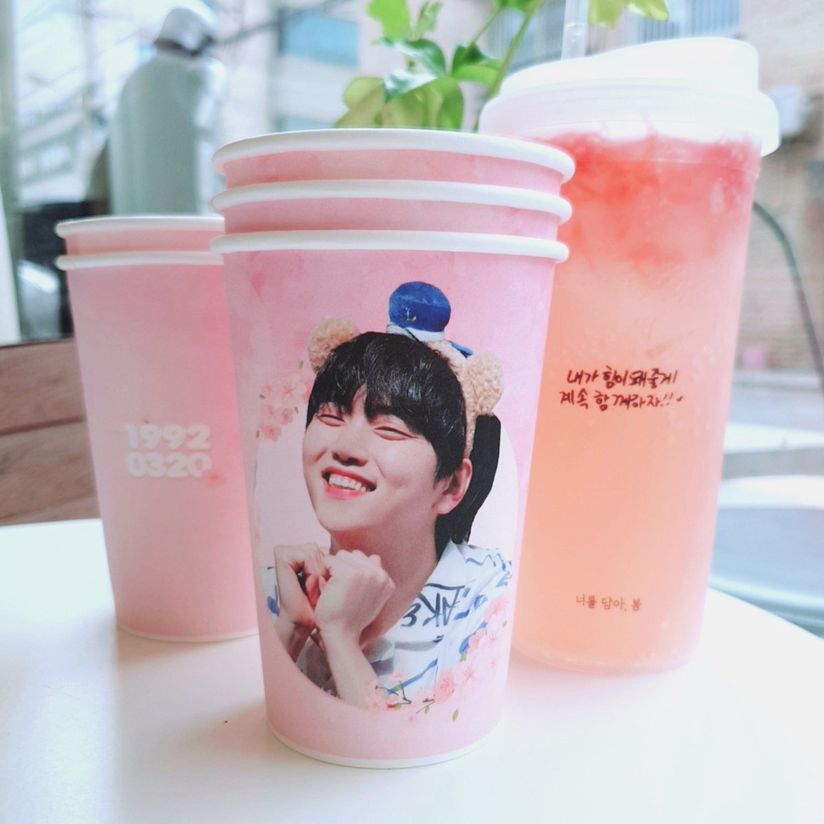 To_SANDEUL0320's tweet photo. -
🌸HAPPY SANDEUL DAY🌸
-
사랑스러운 너를담아봄 컵홀더가 왔어요💕
옆에 음료가 담겨있는 컵은 매일 선착순 특전으로
드릴 예정인 리유저블 컵입니다.
산들이의 예쁜 글자가 적혀있어요🥰
-
🗓2020.03.18~2020.03.22
☕로스터제임스커피랩

#HAPPYSANDEULDAY
#3월의_햇살같은_너를담아봄 https://t.co/bptPQ9Ku4v