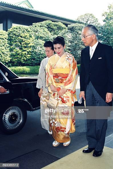 Emma 皇后陛下の着付けやヘアメイクは 遠藤波津子美容室が担当しました 御婚礼時も 皇后陛下のお母様の田雙の同級生 ご友人 が 4代目遠藤波津子さんのお嫁さん 納采の儀の前日だったか 片付けをして何もないリビングに二人で座って 静かに語り合っ