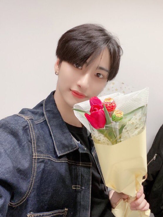 ⌗  :: day 74.my flower boy! how are you? are you happy? what have you been up to? trying to stay warm, healthy, and awake i guess huh? :( thank you for the beautiful flowers you made for atinys btw! you’re so talented haha. alright well goodnight hwa!