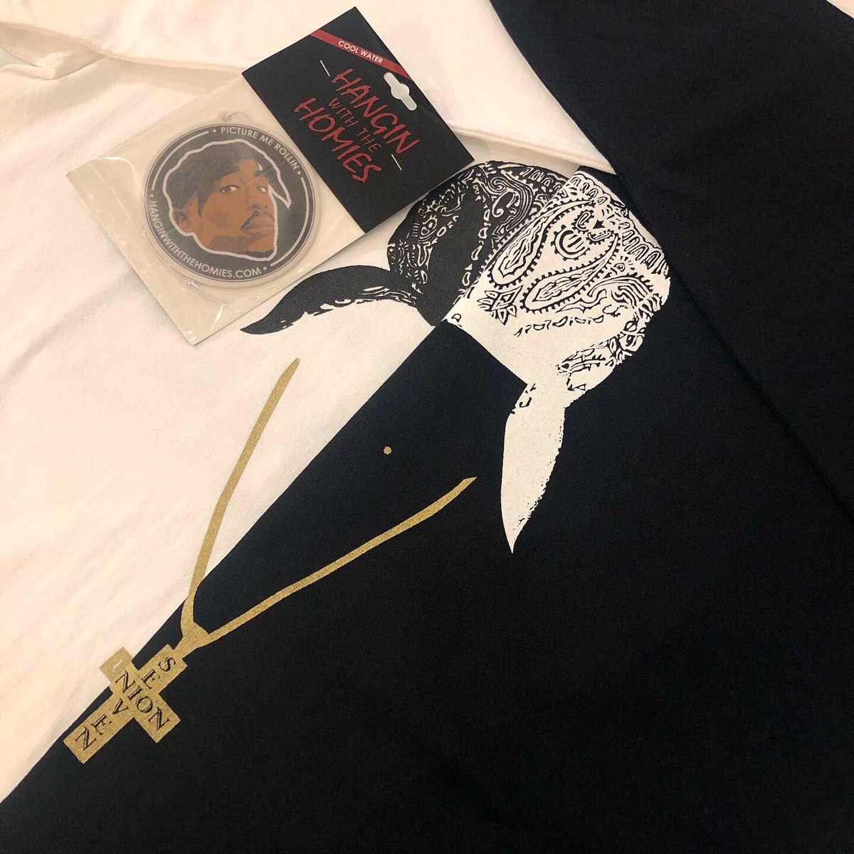 TheLibrary_7U's tweet photo. 【PICKUP ITEM】
♢Ls TEE♢
『THE PAC LS TEE』
.
Code:7UB-769C
Color:White,Black
Price:5,000+tax
.
♢Goods♢
『2PAC AIR FRESHNER』
.
Price:1,000+tax https://t.co/J4A9RgAlFe