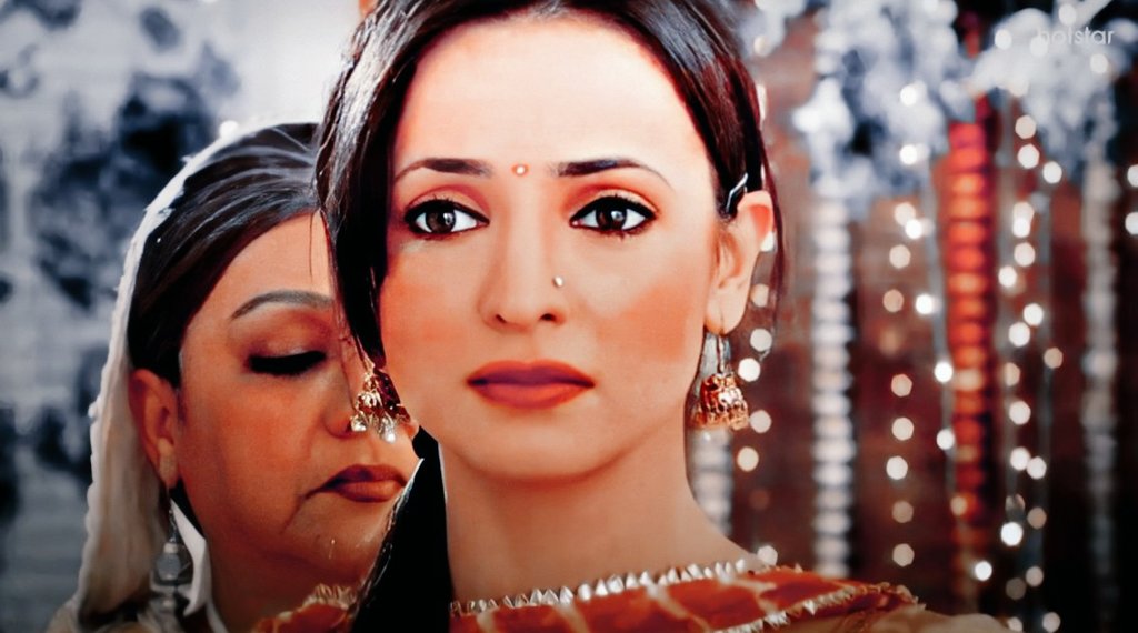 A: 'Tum toh hosh mein hi nahi rehti. Aadhey time tum kya kar rahi ho aur tumhare sath kya ho raha hai tumhe kuch pata hi nahi hota Khushi Kumari Gupta.'When Khushi realized Arnav's intention behind his words & setting her hair loose  #SanayaIrani  #BarunSobti  #IPKKND  #Arshi