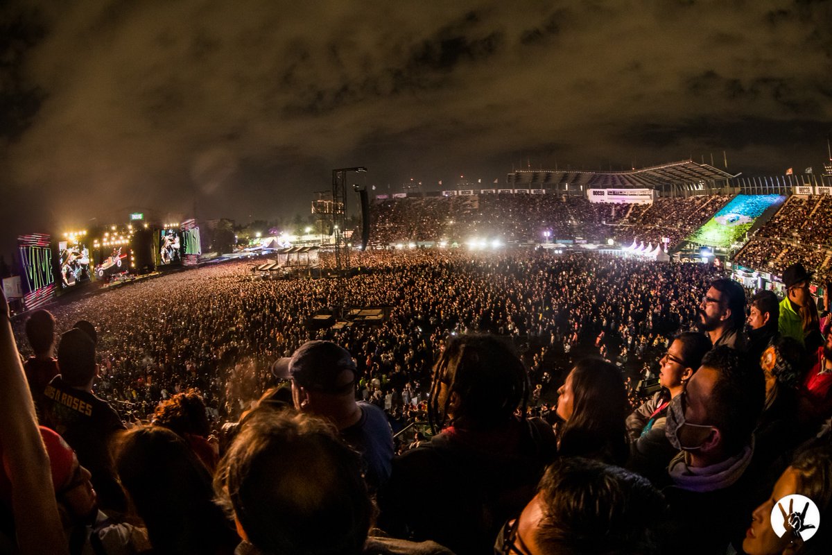 vivelatino's tweet photo. 🌙🎸 @gunsnroses, #VL20 https://t.co/UisRrl1FEU