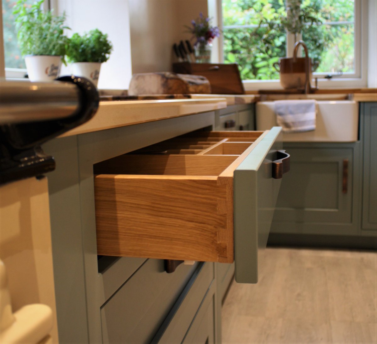 InteriorsLeger's tweet photo. Shallow drawers with Oak inserts keep all cutlery and utensils tidy...and lets be honest, pretty stunning detail in this beautiful @1909_Kitchens #ShakerKitchen we've recently fitted π
#HandcraftedCountryKitchen #York https://t.co/6jjDU6NNJg