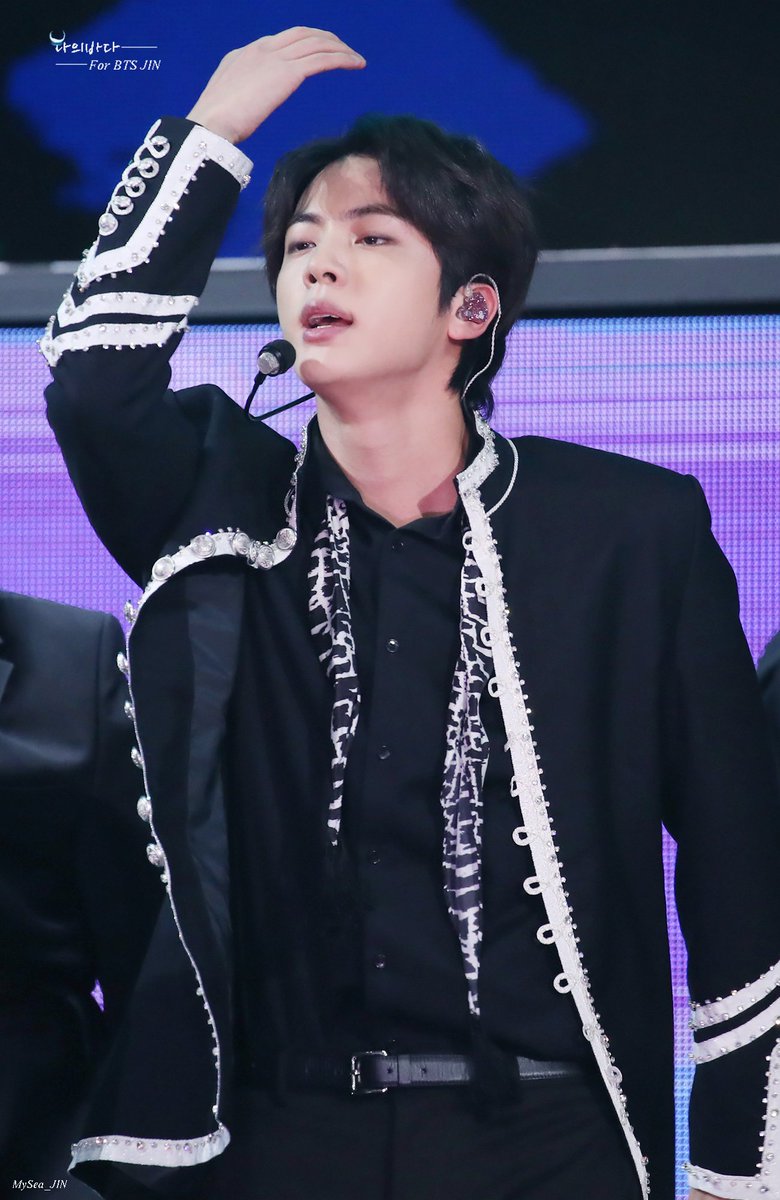 MySea_JIN's tweet photo. 200105

#진 #석진 #석지니 #방탄소년단진 #WWH #방탄소년단 #BTS @BTS_twt_KSJ https://t.co/hCaFAJAa6i