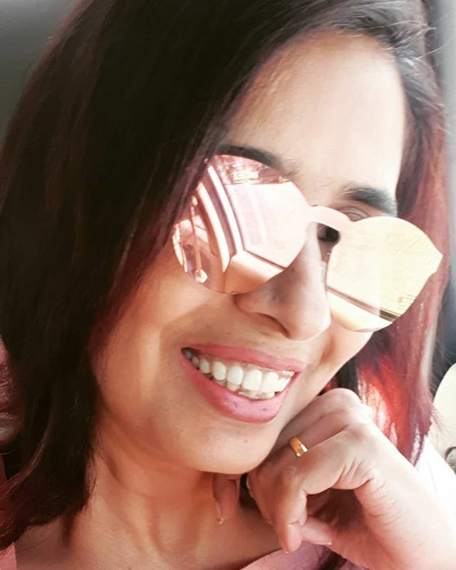 sushmaspeak's tweet photo. When the world is dismal, down, dejected, we have just need to grab onto our rose tinted glasses and wear them..in these testing times, lets add a rosy perspective..hang onto optimism and love. Light exists within, we just gotta see it! #rosetint #perspective #goawaycoronavirus https://t.co/iFdBWipls7