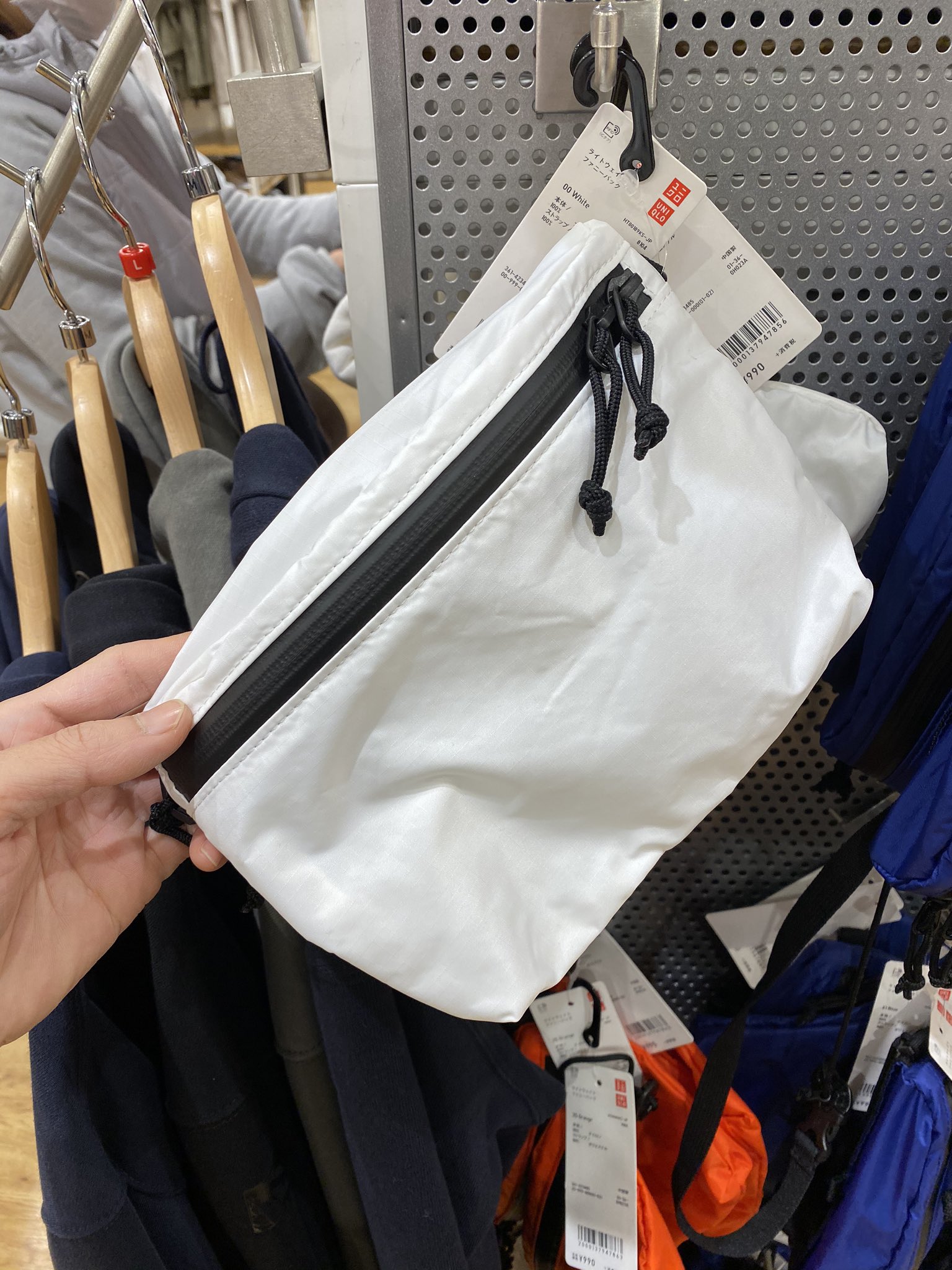 Campたかにぃ ユニクロのサコッシュ なかなかイイネ お値段900円だし ミニマライズなデザイン 特に白は透け感があって良い サコッシュ