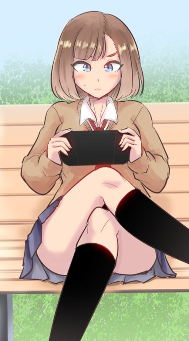 「3秒後にパンチラする女子」
ゲームに熱中しすぎて… 