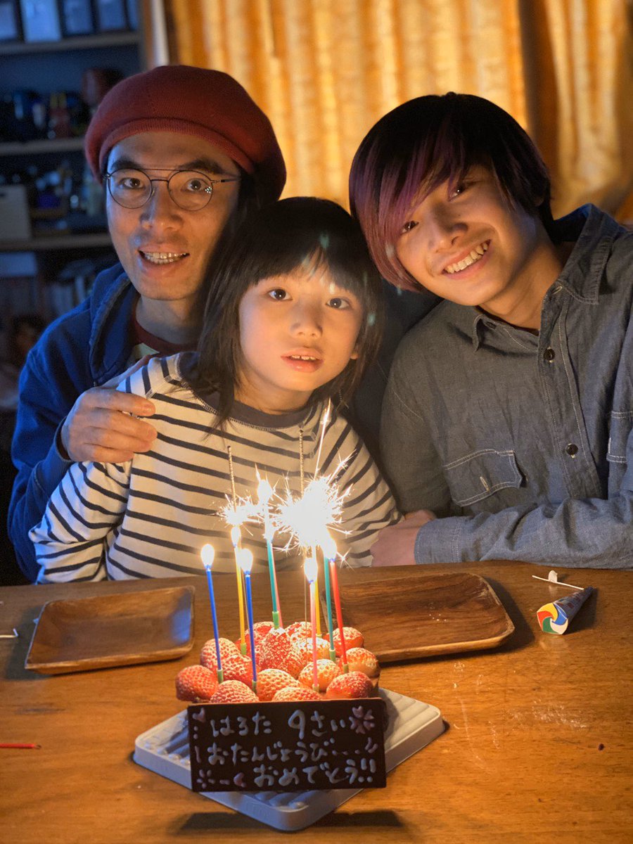 片桐仁なう 今日は春太の誕生日 9歳 チョコレートケーキにイチゴをのせて 粉砂糖をふってカスタム 夕飯前にケーキ