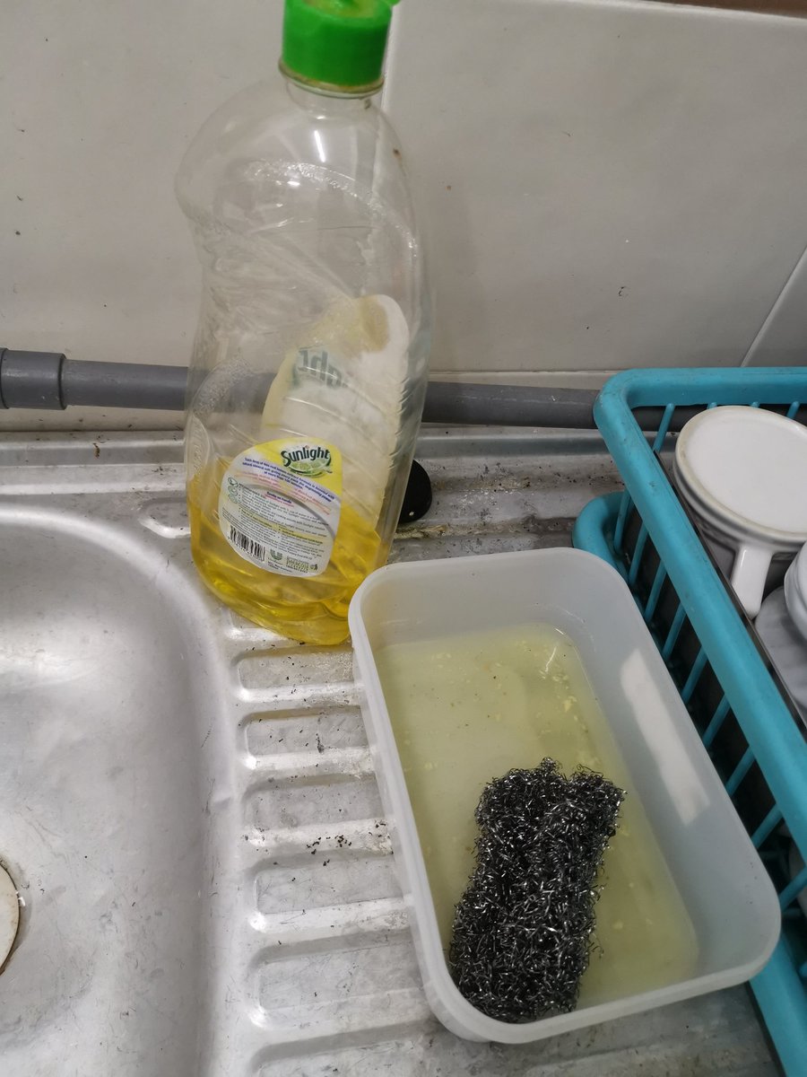 qaffgzan's tweet photo. Worst homestay that I ever paid. Fridge busuk, toilet bersepah, kitchen appliances kotor and berkeladak, Selimut, sejadah main sumbat dalam almari. Owners, please ensure the cleanliness before passing the keys! Lokasi: Chandan, Kuala Kangsar. https://t.co/ubxStwWchj