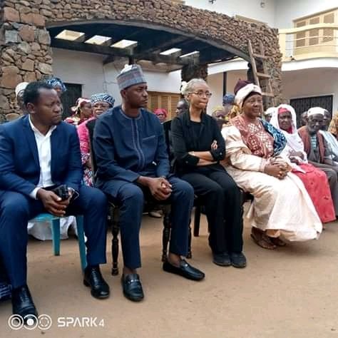 Pcrn_Officiel's tweet photo. Le président du PCRN l'honorable @CabralLibii, les honorables @nourishka1, @francoisbiba et leur suite ont effectué le déplacement de Foumban hier Samedi 14 mars afin de rendre hommage au Dr Adamou Ndam Njoya et apporter leur soutien moral à sa famille. https://t.co/IKvd1EdBEc