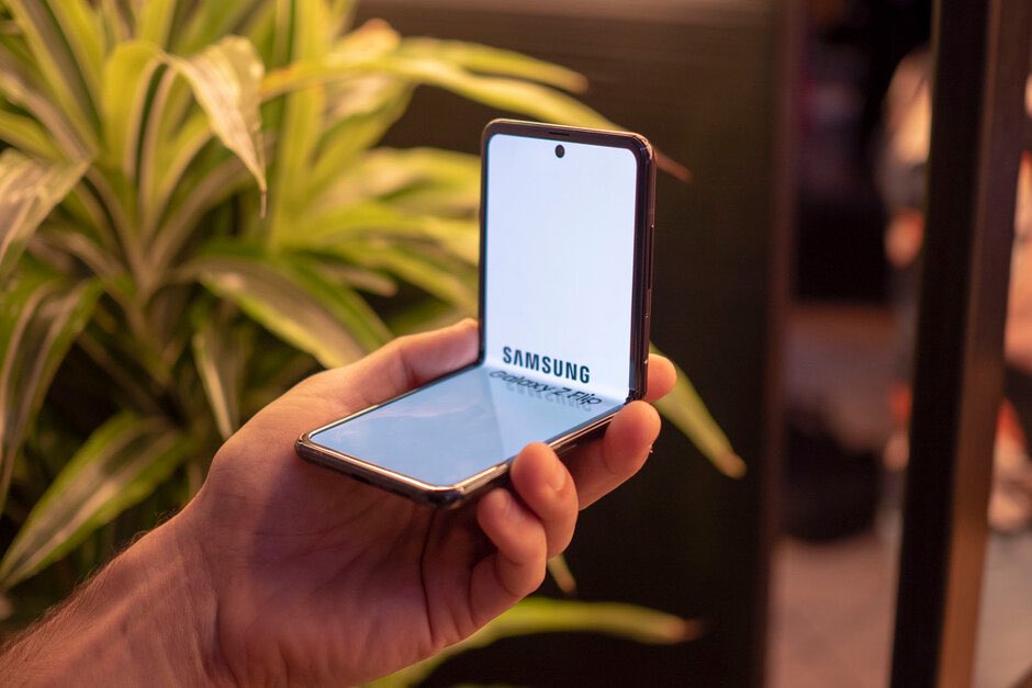 Deleratiworld's tweet photo. Who ❤️ This Samsung Galaxy Flip Phone? Want to have a Chance to win it for just 75AED? find out more on https://t.co/RrvJHAqS75 #winthis #samsunggalaxyzflip https://t.co/L12EDmHtWn
