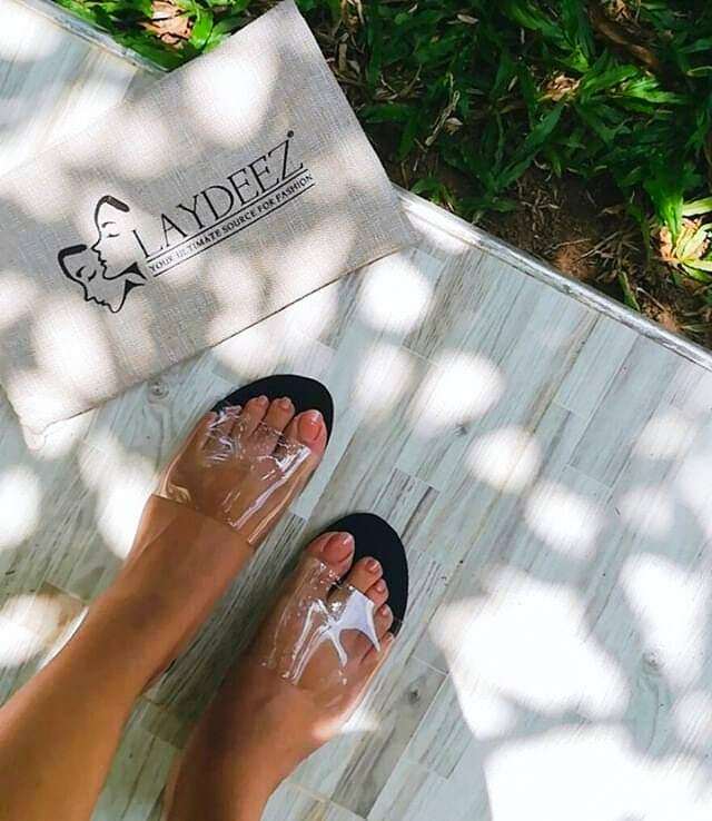 Clear & Clean Trend ! 🙌
Transparent fashion styled by @__senii.__ 🍃
'Transparent Basic Sliders' .
.
#sundayvibes #transparentstyle #transparentsandals #slidesandals #comfysandals #sandalshoes #sandals #footwearbylaydeez #footwear #footwearstore #wome… ift.tt/2vqwbCA