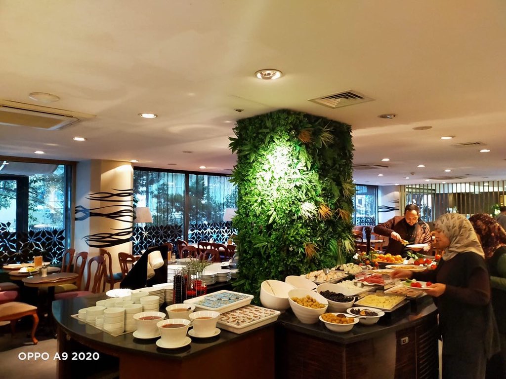 Yeni güne güzel bir kahvaltı ile başlamak #mutluluk demektir. Hafta sonu kahvaltısını sevenler için açık büfemiz tam size göre.🙋🏻‍♂️☕️
Would you like to start your day with a delicious breakfast?

🌍 hotelallseasons.com
#istanbul 
#allseasonshotelistanbul