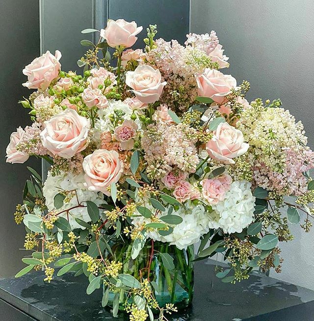 Sending You lots of positive energy!🧚🌠 #keepsmiling 💋🥰 composition by @elliehartleyflowers 🌺❤️
.
.
.
#meijerroses #flowers #sweetavalanche #flowerstagram #flowerpower #weddings #march #weddinginspiration #flowerslover #weddingflowers #weddingidea… ift.tt/2TQsGP5
