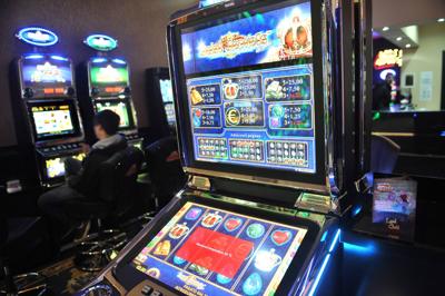 Adnkronos's tweet image. #Coronavirus, anziani in #tabaccheria per giochi: #Bergamo spegne slot machine tinyurl.com/veeo65w