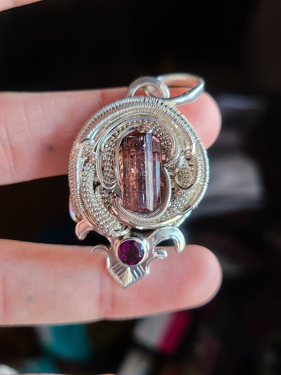 Mineralmomma_'s tweet photo. Collaboration with @voidguyart all done and finished! I love how this one came out!
Message either of us to claim her! #wireworking #metalartiat #handmadeart #tourmaline #gemstonejewelery #oneofakindart #wireartist #mineralmomma https://t.co/yHr6CAM8k4