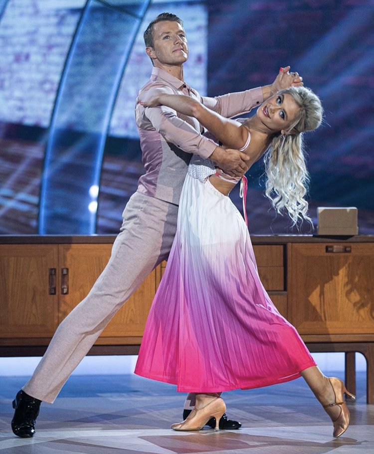 CBE_EPoS's tweet image. After careful consideration around Covid19 - Dancing with the Stars will now host the #FINAL tonight instead of the scheduled semi-final.

Let’s all get behind @taggykk &amp;amp; @emilybarkerwork this evening in their quest to capture the #Glitterball trophy

Text ‘AIDAN’ to ‘53125’