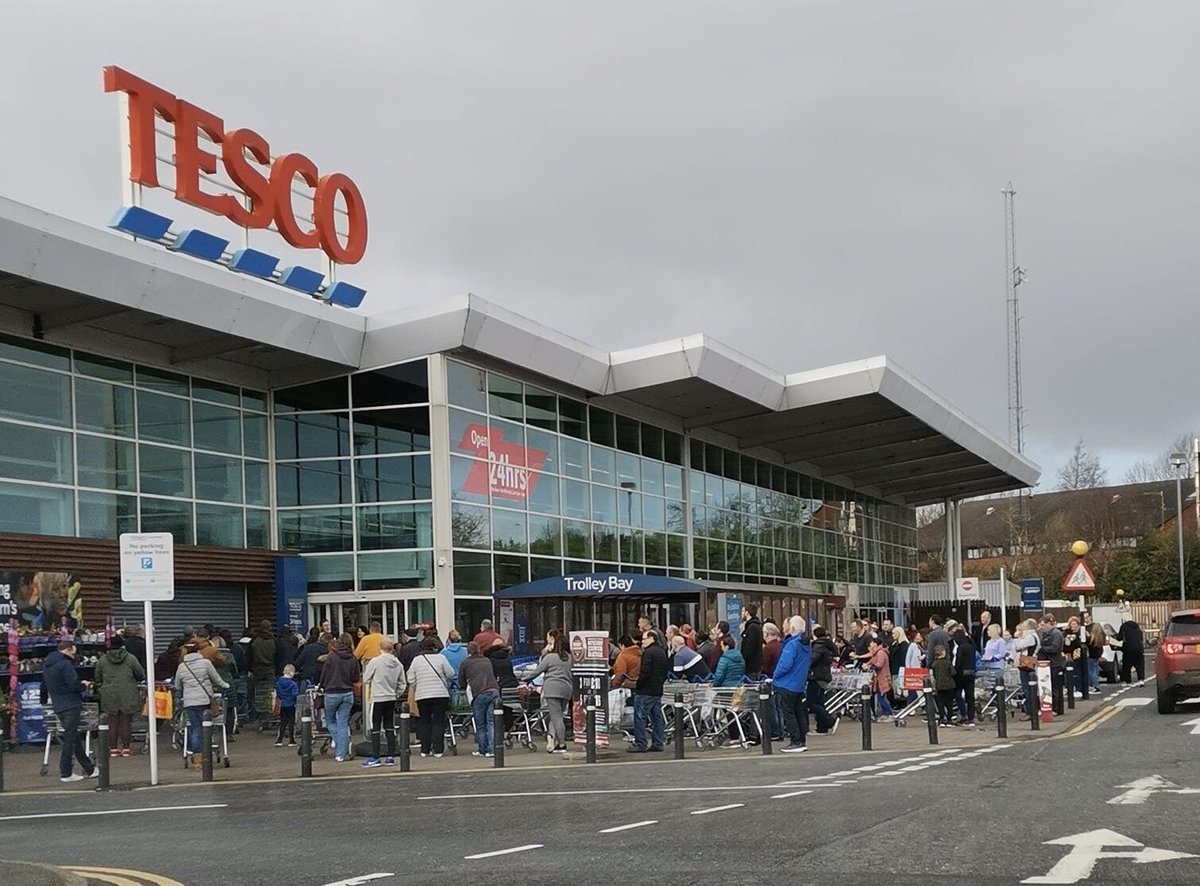 stuartrobinson1's tweet photo. Tesco Lisburn at 1pm. This situation isn’t being helped by NI’s Sunday trading. Lots of people (many elderly) having to battle their way through crowds, elongated waiting time, confined space and all this during a very short window (1pm-6pm) compared to every other part of UK/IRE https://t.co/rYnW5Tb7ie