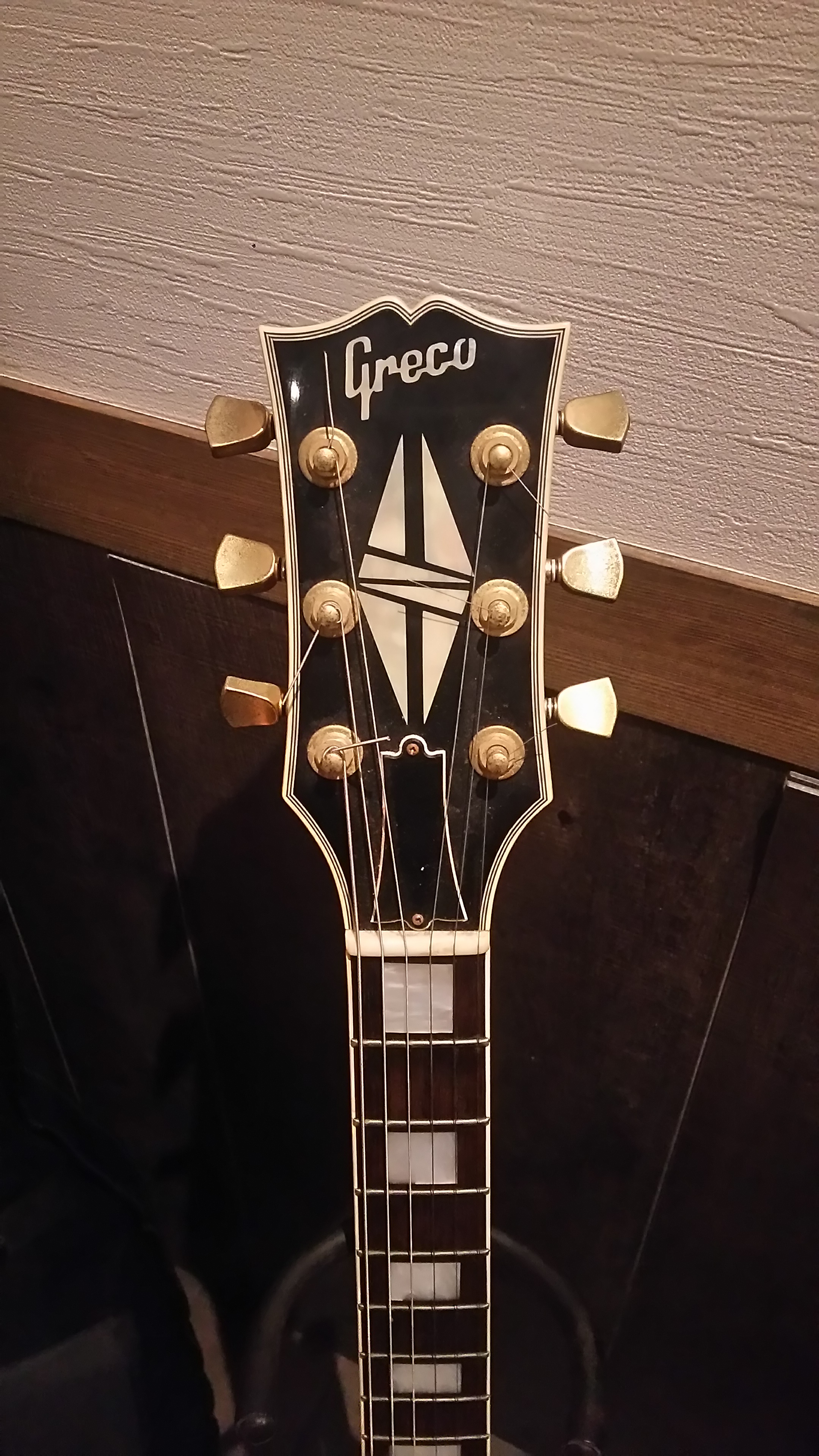 St Elmo Kitchen Bar お店に飾っているこのギター 店主が高校生の頃に購入したグレコのレスポールです これを見た方はランディローズ辺りの名前を出されるのですが違うんです 店主のギターヒーローはジミーペイジとロバートフリップなんですねこれが