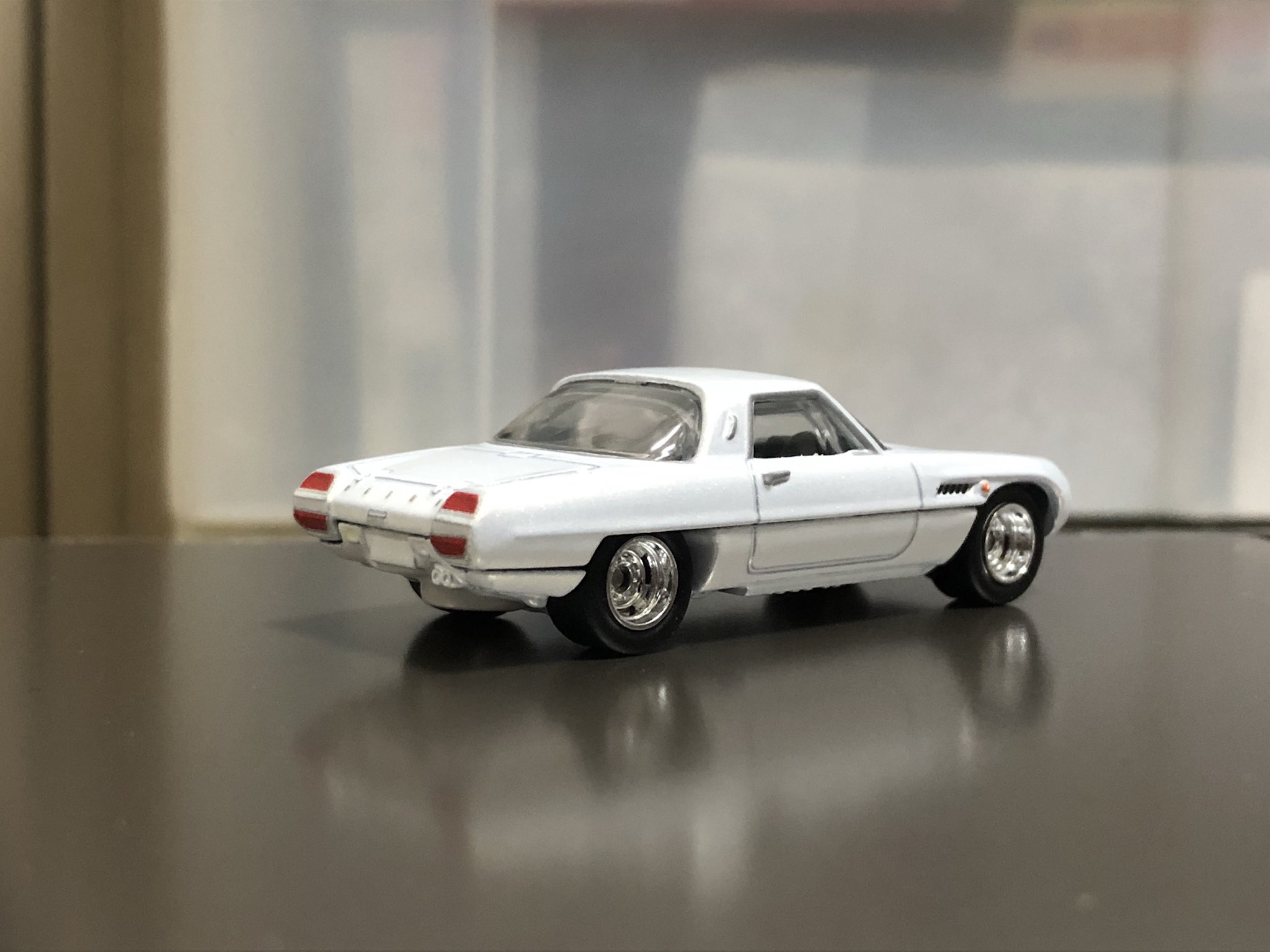 Y30vip ホットウィールの 68 マツダコスモスポーツ ジャパンヒストリックス3アソートから 今回初登場となった コスモスポーツ 白メタのシンプルな仕様だが 金型側はバンパーレス仕様という 今後レーシングカラーも出すつもりかな シャーシの分割点が