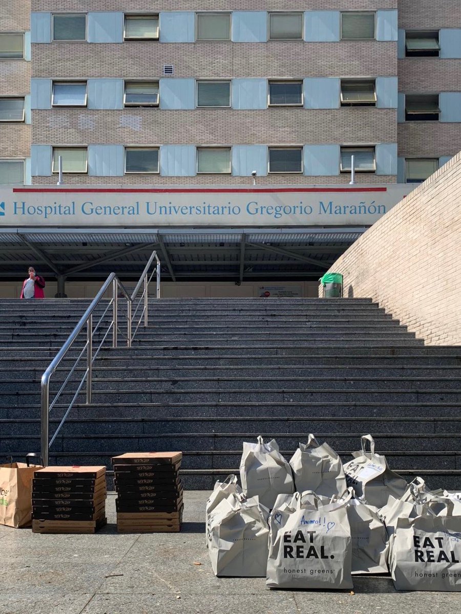 <a href="/carmenporter_/">Carmen Porter</a> __ Escena de hoy en la puerta del Gregorio Marañón 💫 (+ <a href="/doctorgaona/">José Miguel Gaona</a> + <a href="/PabloFuente/">Pablo Fuente</a> + <a href="/navedelmisterio/">Iker Jiménez</a>)