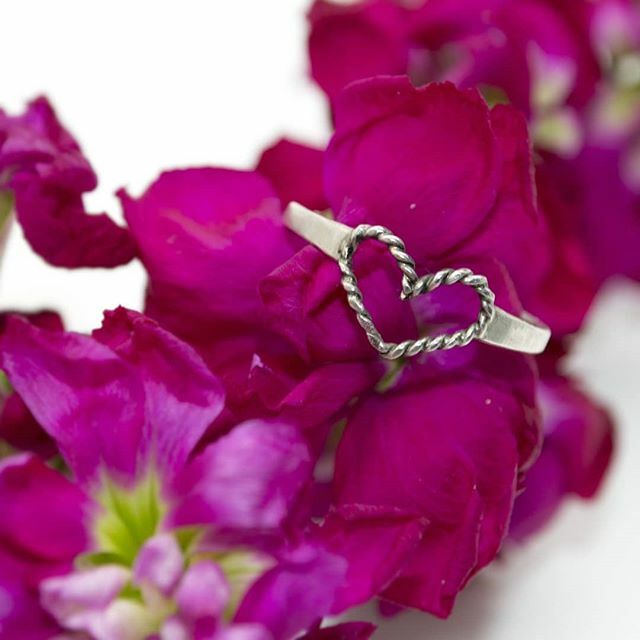 AprilMadeArt's tweet photo. #MarchMeetTheMaker USP (Unique Selling Point): My jewelry is delicate and lightweight yet durable!  This makes for easy to wear jewelry. This ring is a fan favorite and I really enjoy seeing how many different ways people like to wear it.  Some pinky rin… https://t.co/oIEpTkEJmL https://t.co/DrgpL62xkv