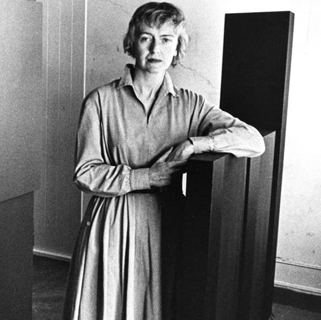 Era, en ese sentido, más cercana a Agnes Martin. Ambas influenciadas por el expresionismo abstracto pero más minimalistas y con un estilo personal.La influencia de sus estudios se ve en su obra. Para ella eran espacios de reflexión. Para observarse por dentro.