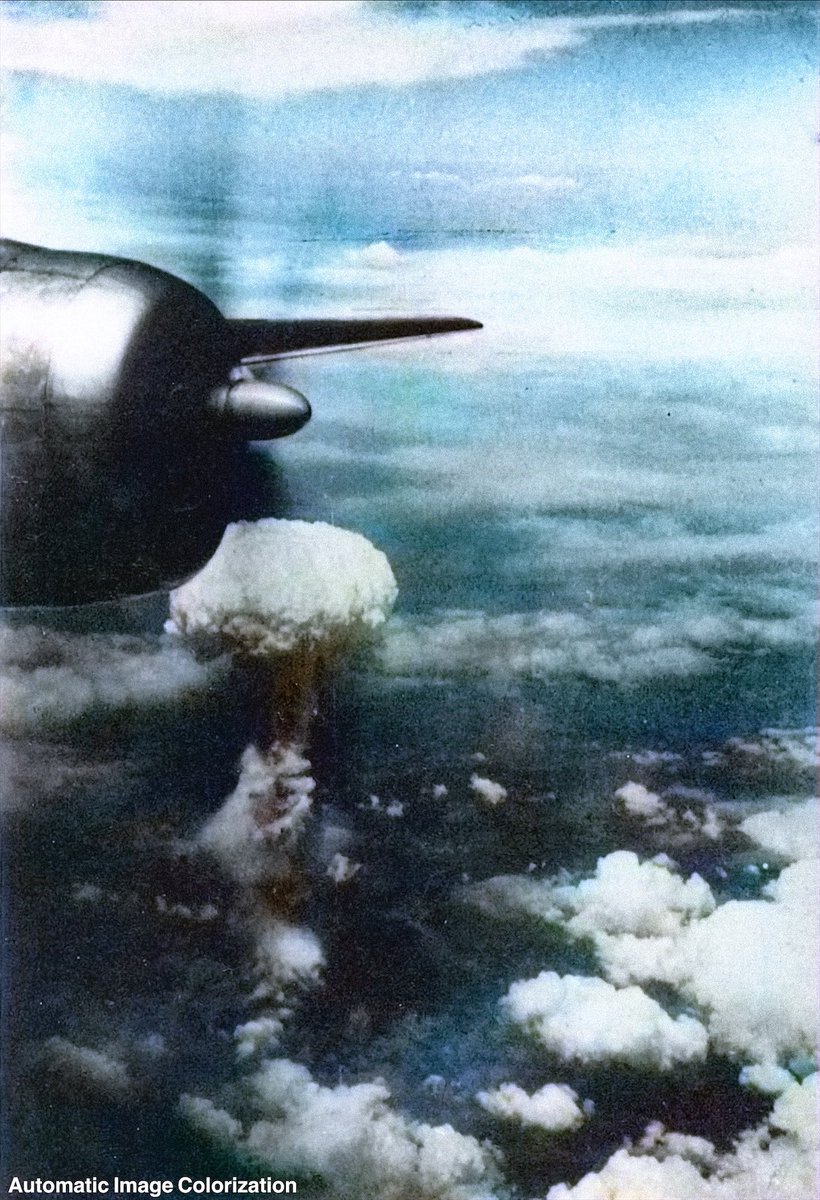 1945年8月9日，B-29から撮影された長崎原爆のキノコ雲。ニューラル